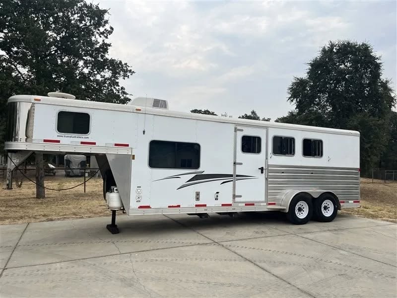 2011 Exiss 6308 3 Horse Gooseneck Trailer