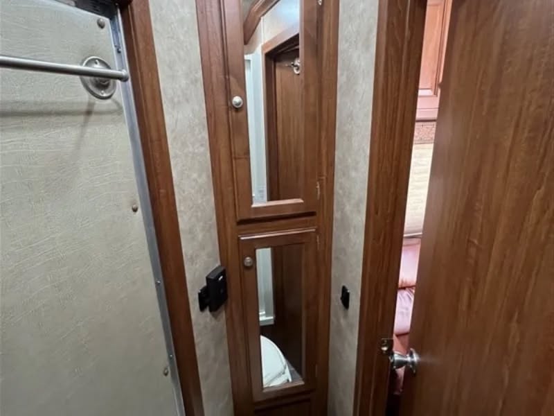 2019 Sundowner Santa Fe 2 Horse Living Quarters Trailer
