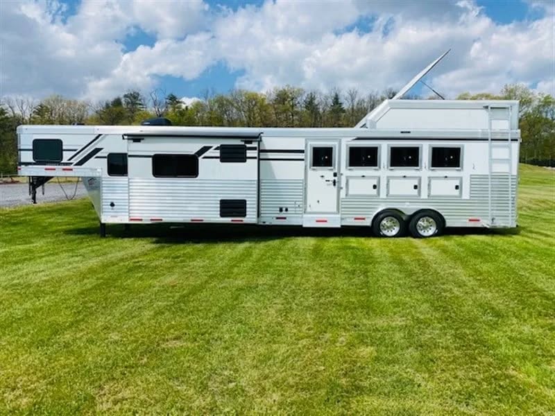 Luxury 2025 SMC Laramie Edition 4 Horse Trailer with Living Quarters 
