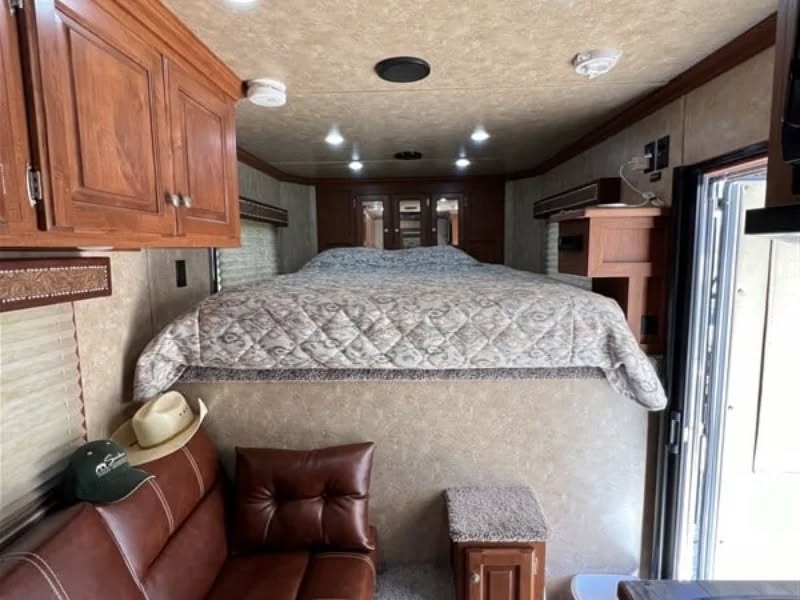 2019 Sundowner Santa Fe 2 Horse Living Quarters Trailer