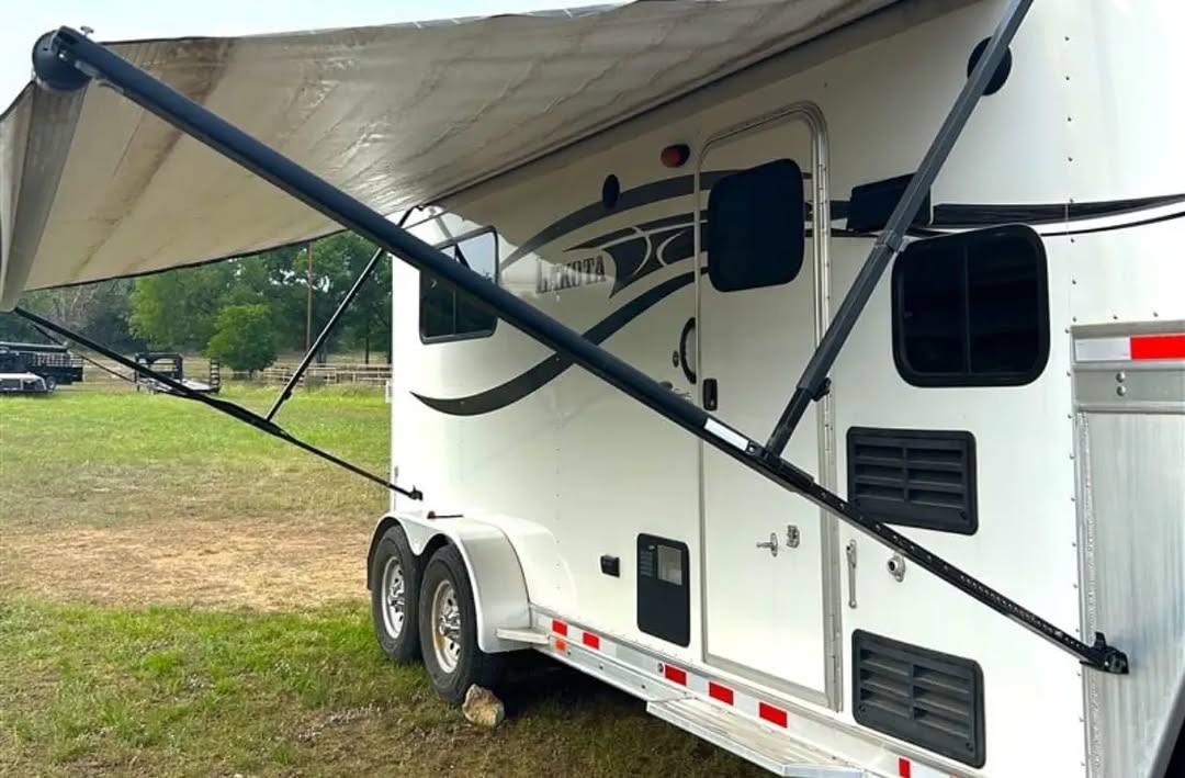 2015 Lakota Charger C-27 2 Horse Gooseneck Trailer with Living Quarters