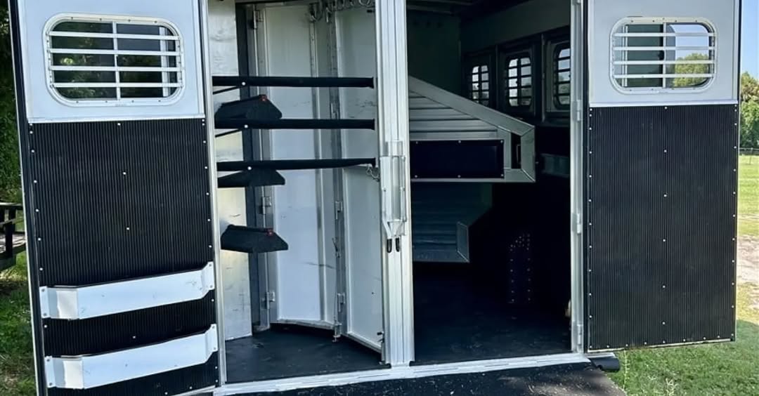 2013 Elite Resistol Edition 3 Horse Gooseneck Trailer with Living Quarters
