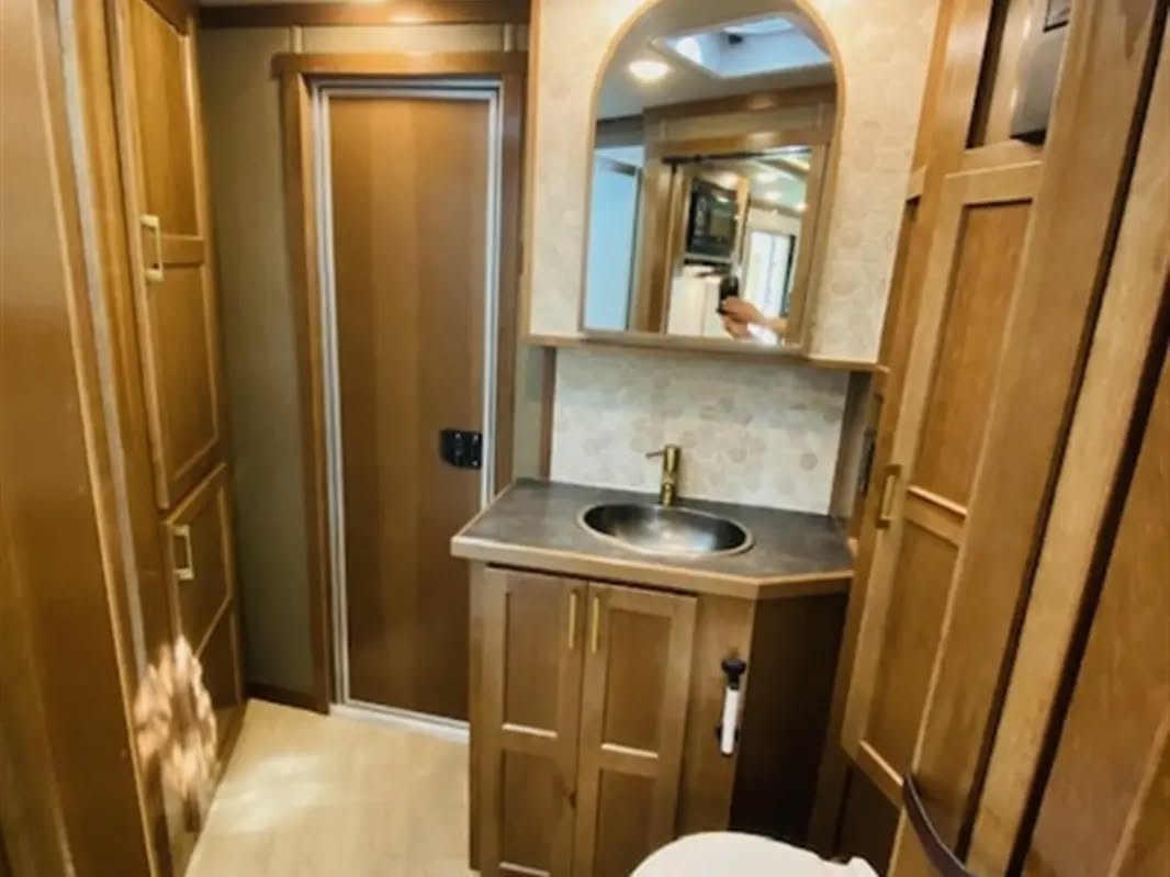 Luxury 2025 SMC Laramie Edition 4 Horse Trailer with Living Quarters 