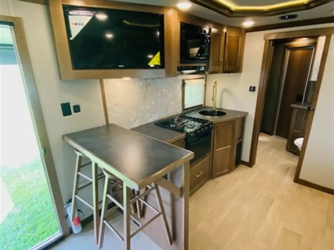 Luxury 2025 SMC Laramie Edition 4 Horse Trailer with Living Quarters 
