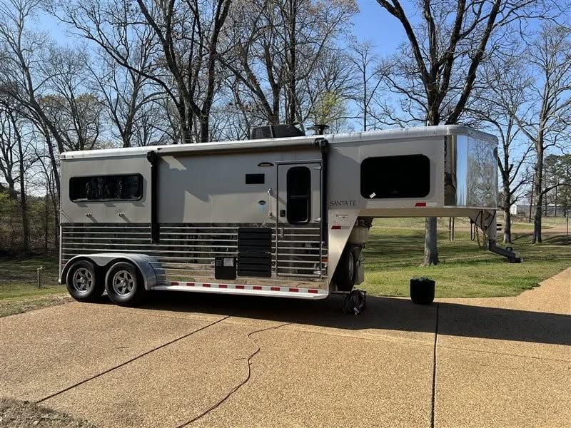 2019 Sundowner Santa Fe 2 Horse Living Quarters Trailer