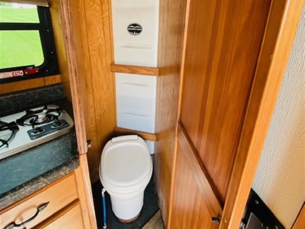 2004 Adam 3 Horse Slant Weekender Living Quarters Gooseneck Trailer