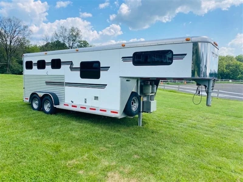 2004 Adam 3 Horse Slant Weekender Living Quarters Gooseneck Trailer