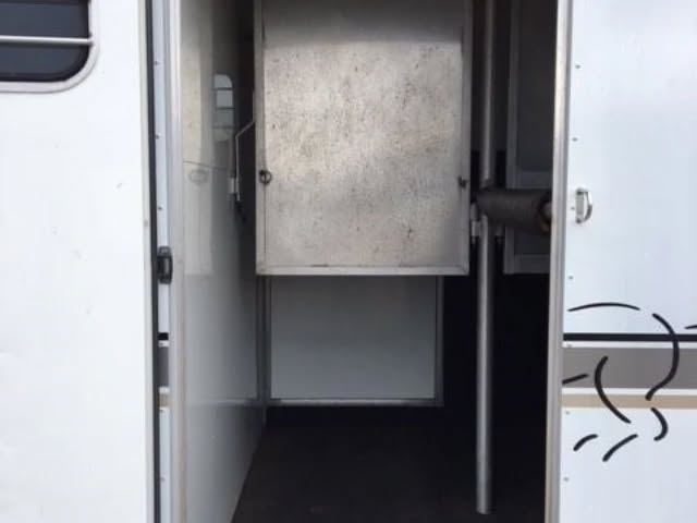 2001 Sundowner 2 Horse Gooseneck Trailer with Air Conditioning