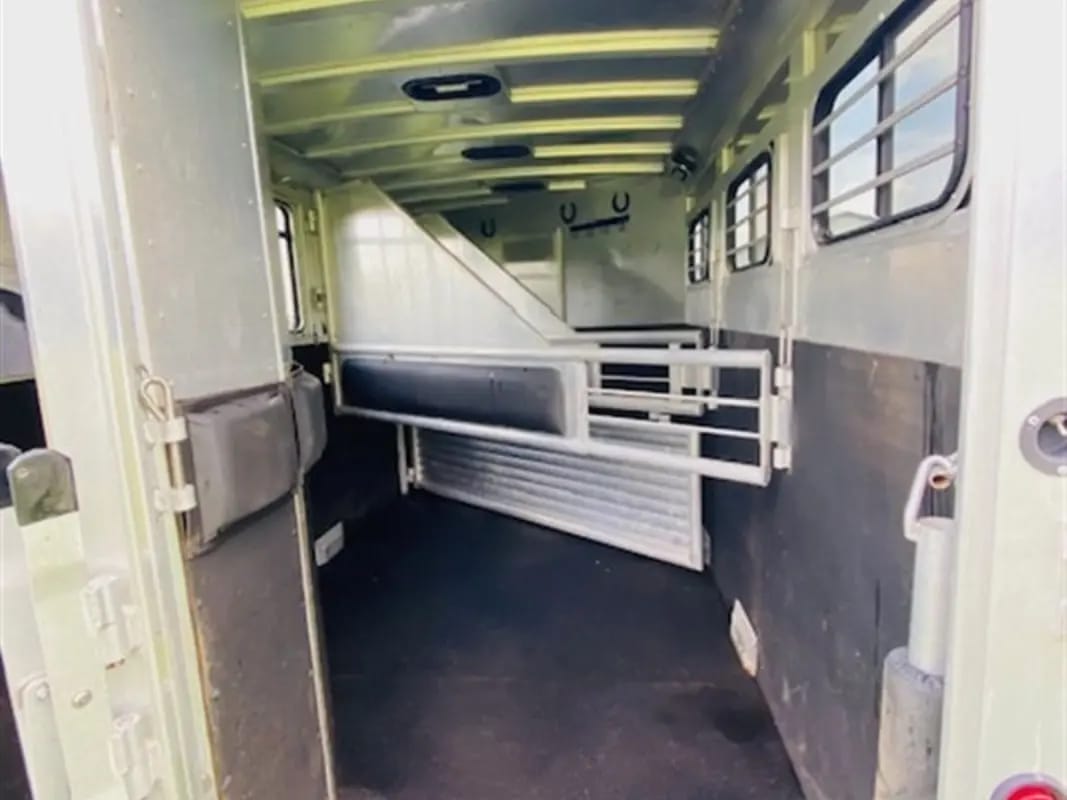2004 Adam 3 Horse Slant Weekender Living Quarters Gooseneck Trailer