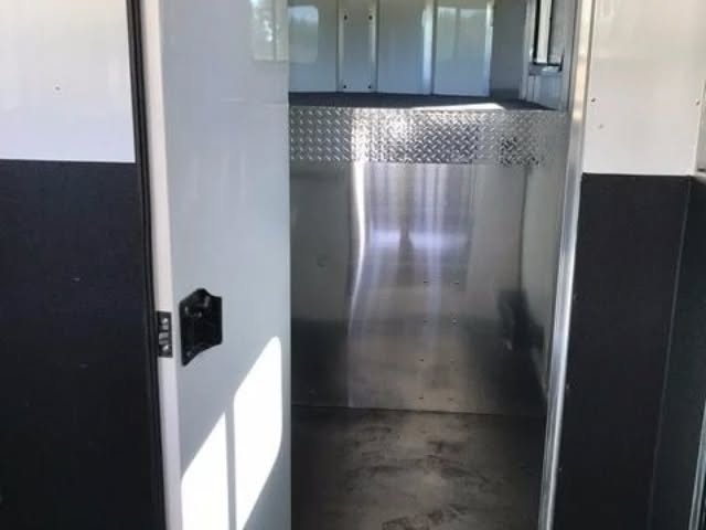 2018 Sundowner Charter SE 2+1 Gooseneck Horse Trailer