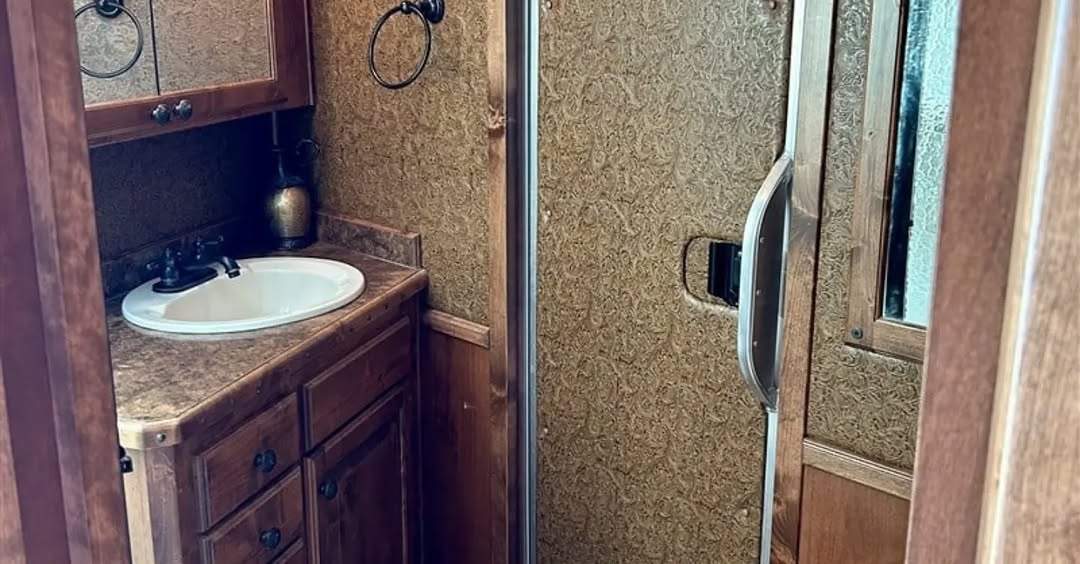 2013 Elite Resistol Edition 3 Horse Gooseneck Trailer with Living Quarters