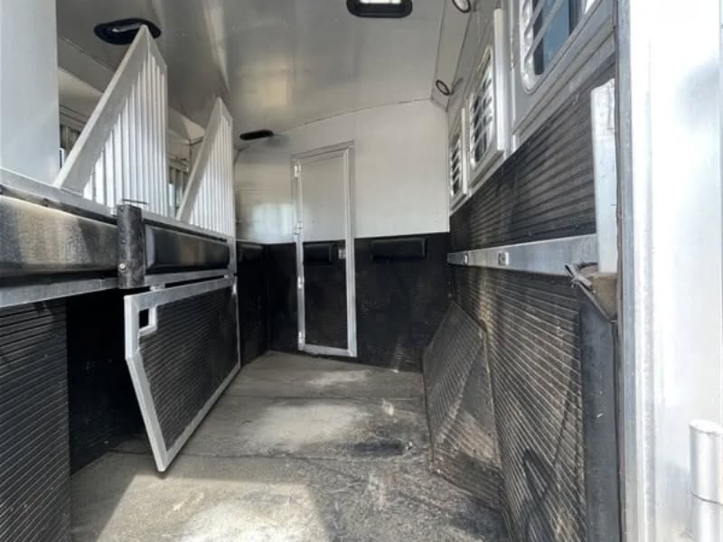 2006 C&C 3 Horse Gooseneck Trailer with Living Quarters