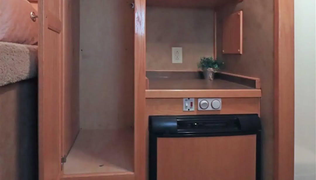 2007 Cimarron 4 Horse Weekender Living Quarters Gooseneck Trailer
