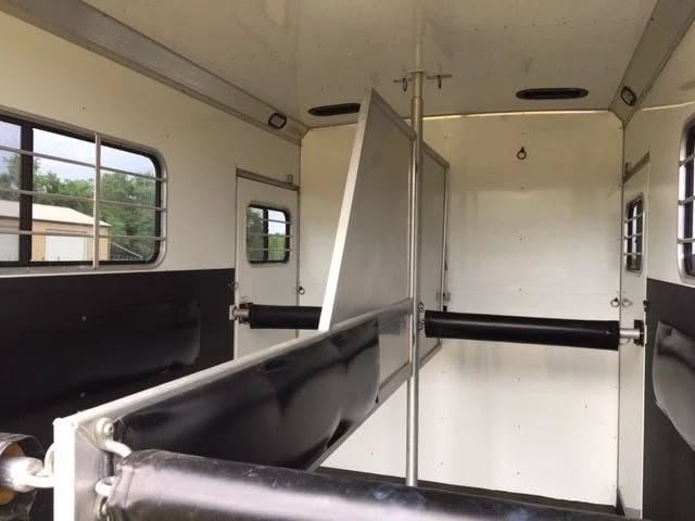 2001 Sundowner 2 Horse Gooseneck Trailer with Air Conditioning