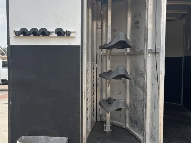 2011 Exiss 6308 3 Horse Gooseneck Trailer