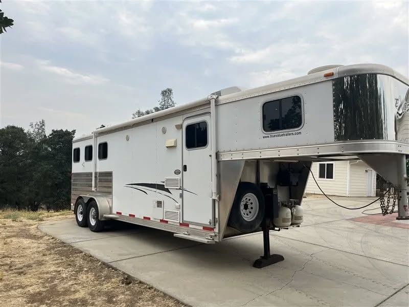 2011 Exiss 6308 3 Horse Gooseneck Trailer