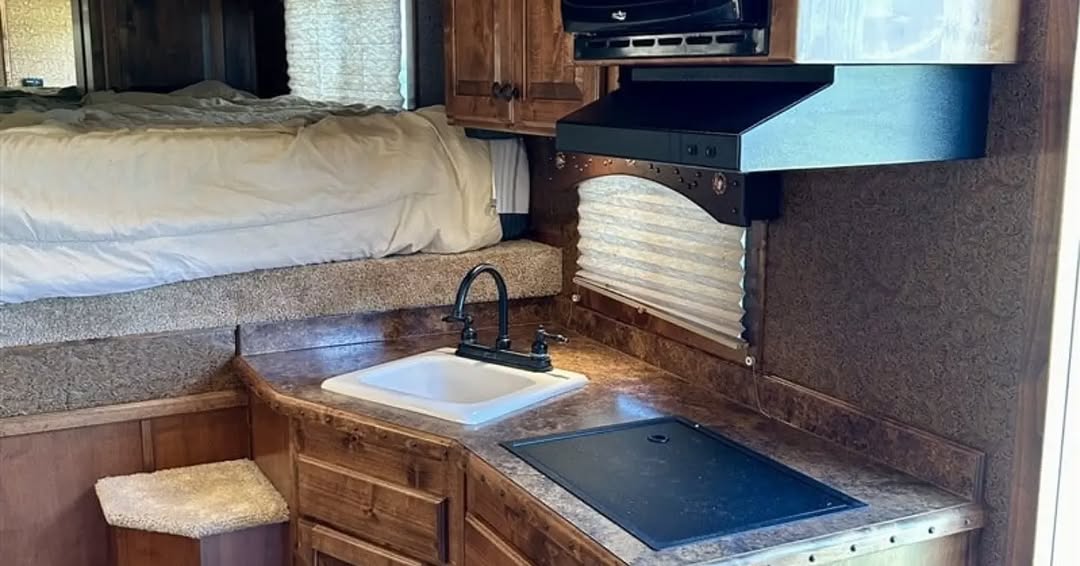 2013 Elite Resistol Edition 3 Horse Gooseneck Trailer with Living Quarters