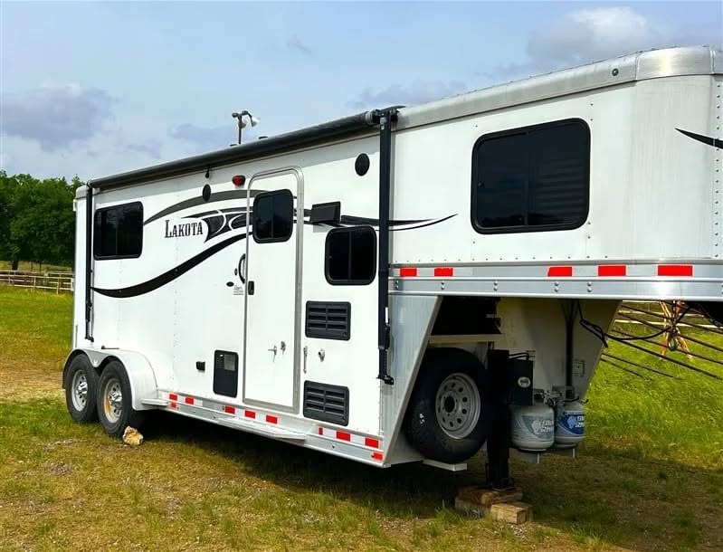 2015 Lakota Charger C-27 2 Horse Gooseneck Trailer with Living Quarters