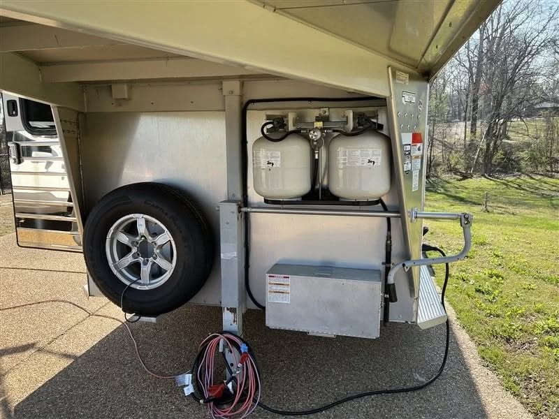 2019 Sundowner Santa Fe 2 Horse Living Quarters Trailer