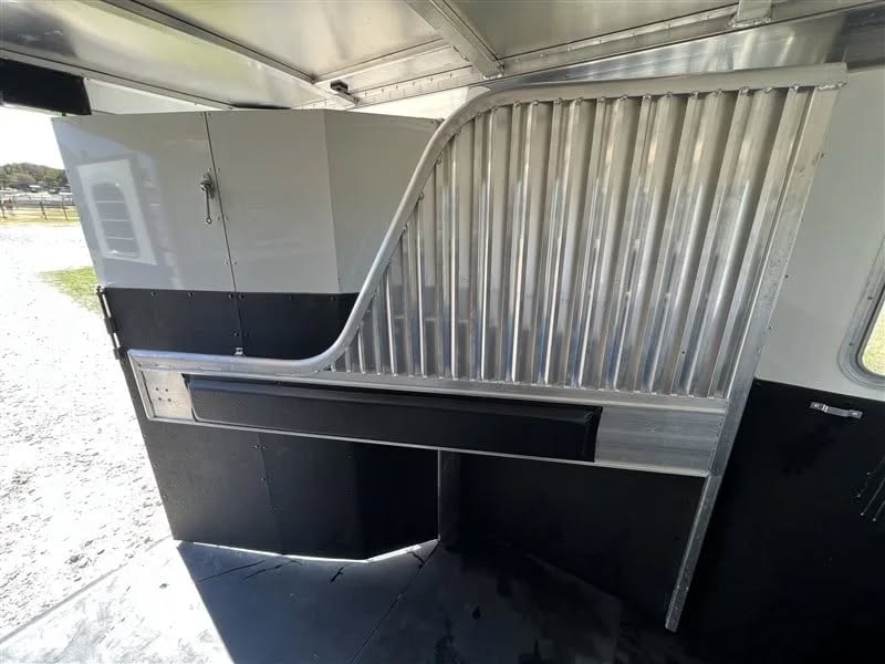 1999 Sundowner 3 Horse Slant Load Bumper Pull Trailer