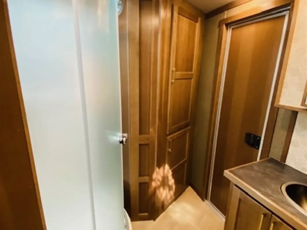 Luxury 2025 SMC Laramie Edition 4 Horse Trailer with Living Quarters 