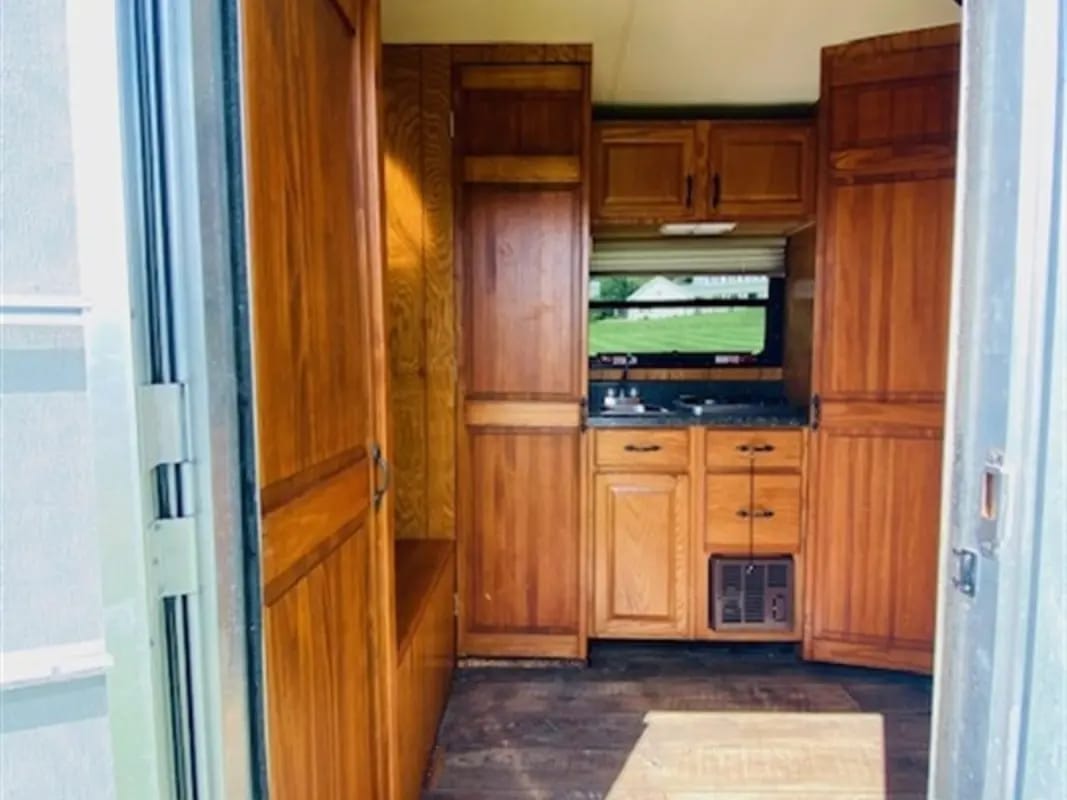 2004 Adam 3 Horse Slant Weekender Living Quarters Gooseneck Trailer