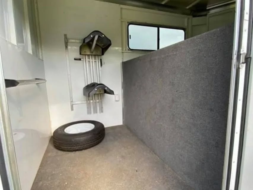 2007 Cimarron 4 Horse Weekender Living Quarters Trailer