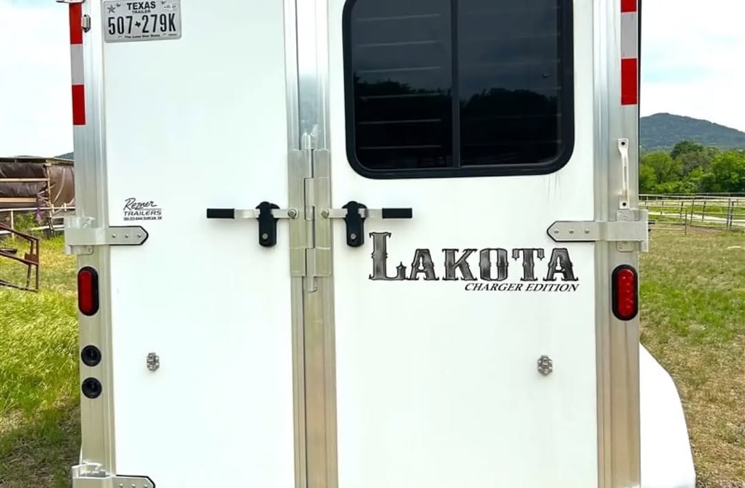 2015 Lakota Charger C-27 2 Horse Gooseneck Trailer with Living Quarters