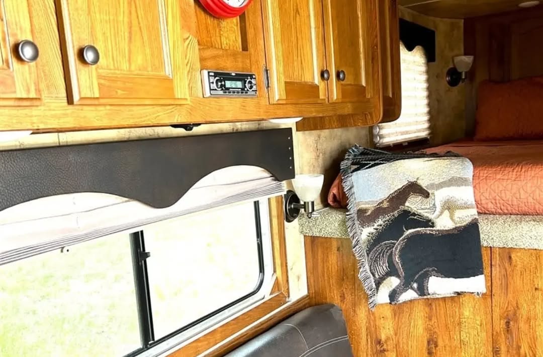 2015 Lakota Charger C-27 2 Horse Gooseneck Trailer with Living Quarters
