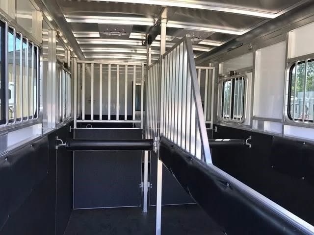 2018 Sundowner Charter SE 2+1 Gooseneck Horse Trailer