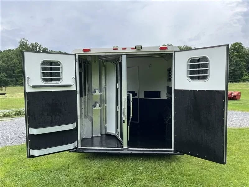 2011 4 Star 2 Horse Gooseneck Trailer