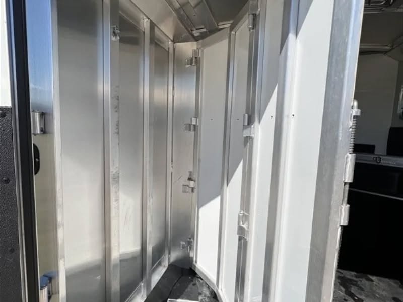 1999 Sundowner 3 Horse Slant Load Bumper Pull Trailer
