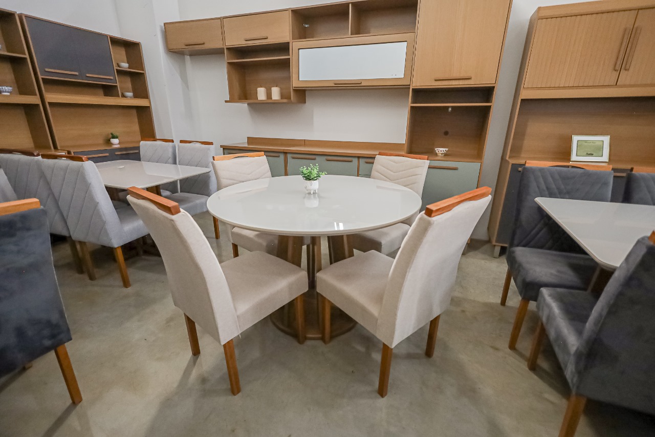 MESA EM MADEIRA ROSE 1,20 REDONDA COM 4 CADEIRAS 1,20X1,20