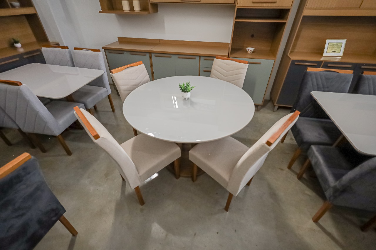 MESA EM MADEIRA ROSE 1,20 REDONDA COM 4 CADEIRAS 1,20X1,20