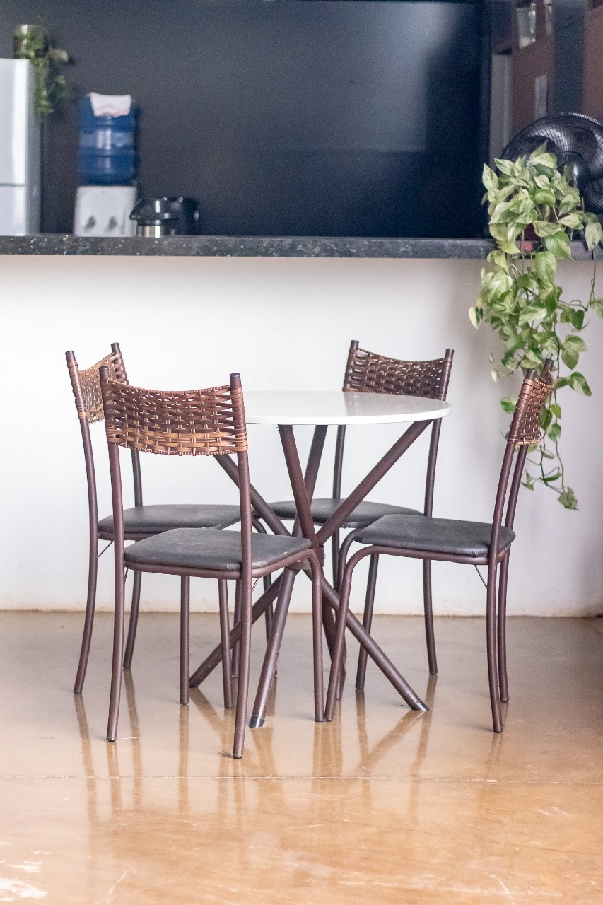 CONJUNTO DE MESA TUBULAR COM 4 CADEIRAS ATLANTA