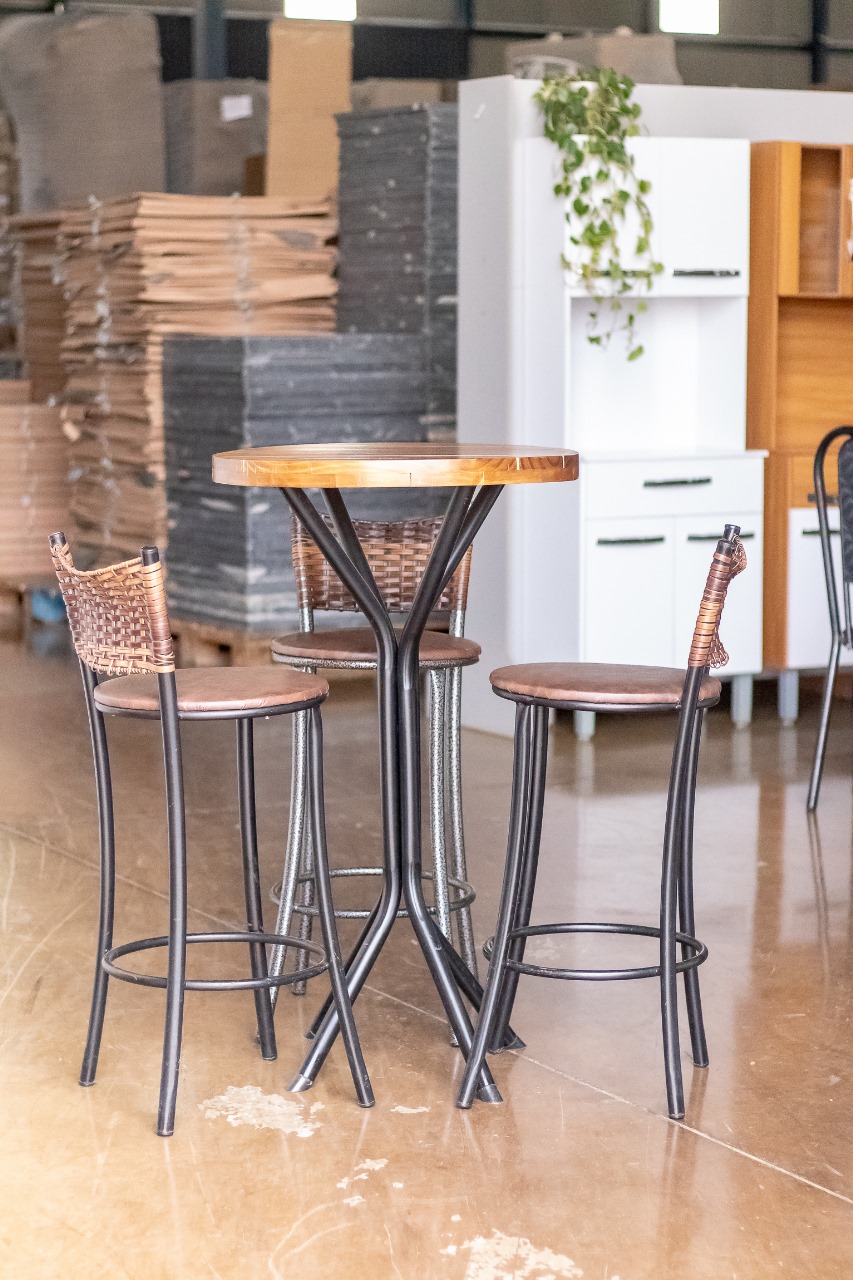 CONJUNTO BISTRO COM 3 BANQUETAS