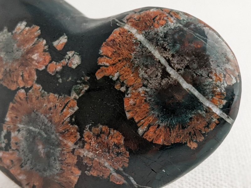 【国産銘石】岐阜県根尾谷産菊花石　ハート型不規則な研磨 にぎり石　09_NG009_44g