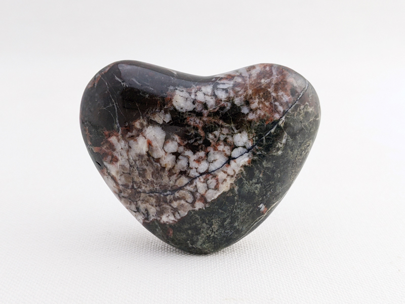 【国産銘石】岐阜県根尾谷産菊花石　ハート型不規則な研磨 にぎり石　NG008_66g