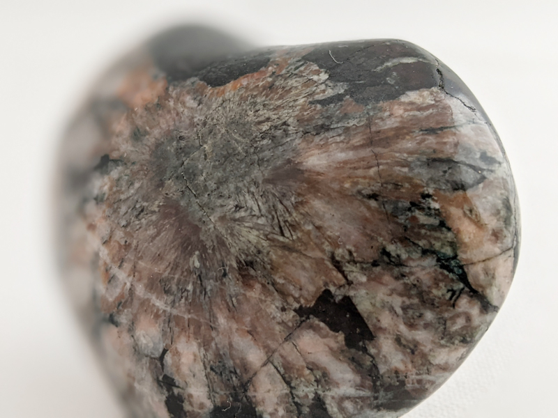 【国産銘石】岐阜県根尾谷産菊花石　ハート型不規則な研磨 にぎり石　NG006_103g