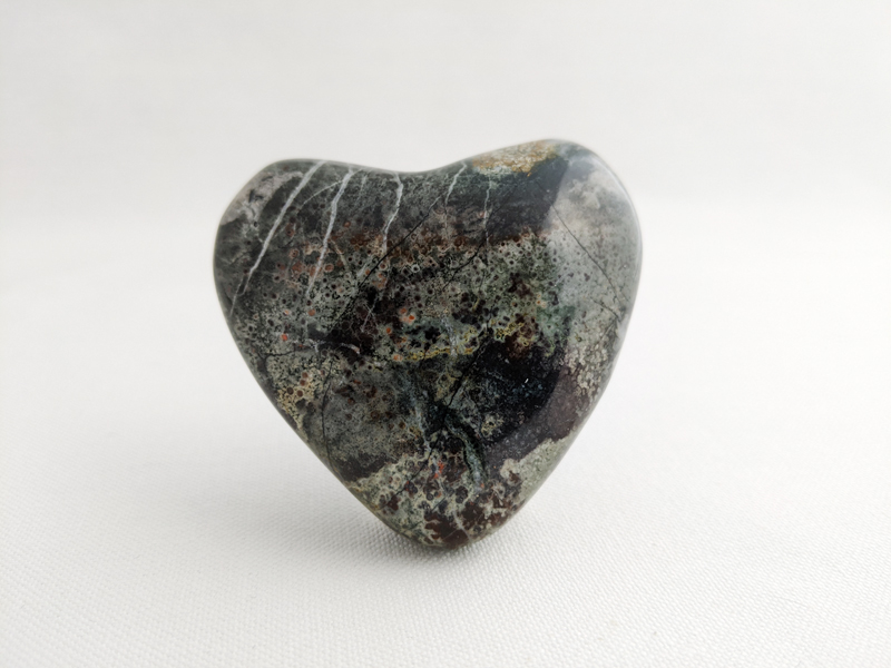 【国産銘石】岐阜県根尾谷産菊花石　ハート型不規則な研磨 にぎり石　NG007_131g