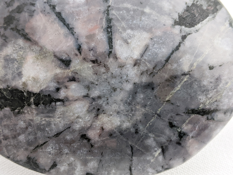 【国産銘石】岐阜県根尾谷産菊花石　不規則な研磨　にぎり石OB020-209g