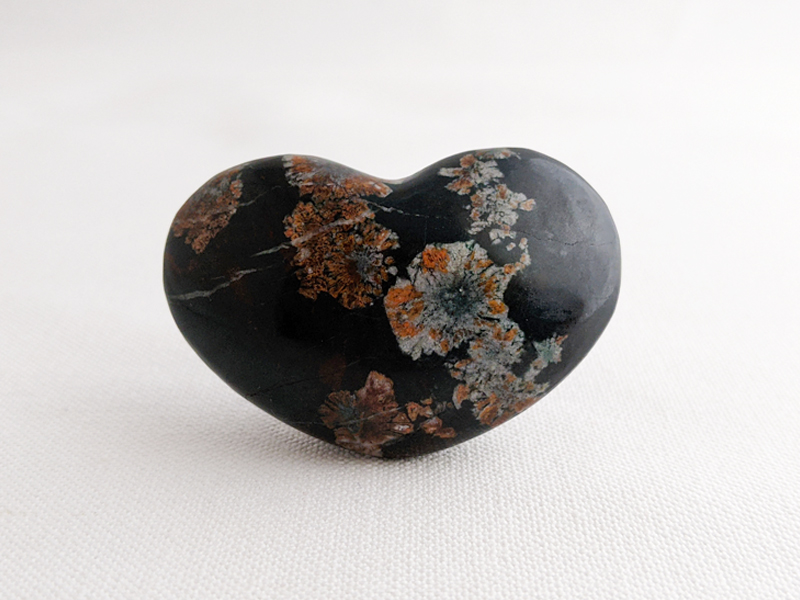 【国産銘石】岐阜県根尾谷産菊花石　ハート型不規則な研磨 にぎり石　09_NG009_44g