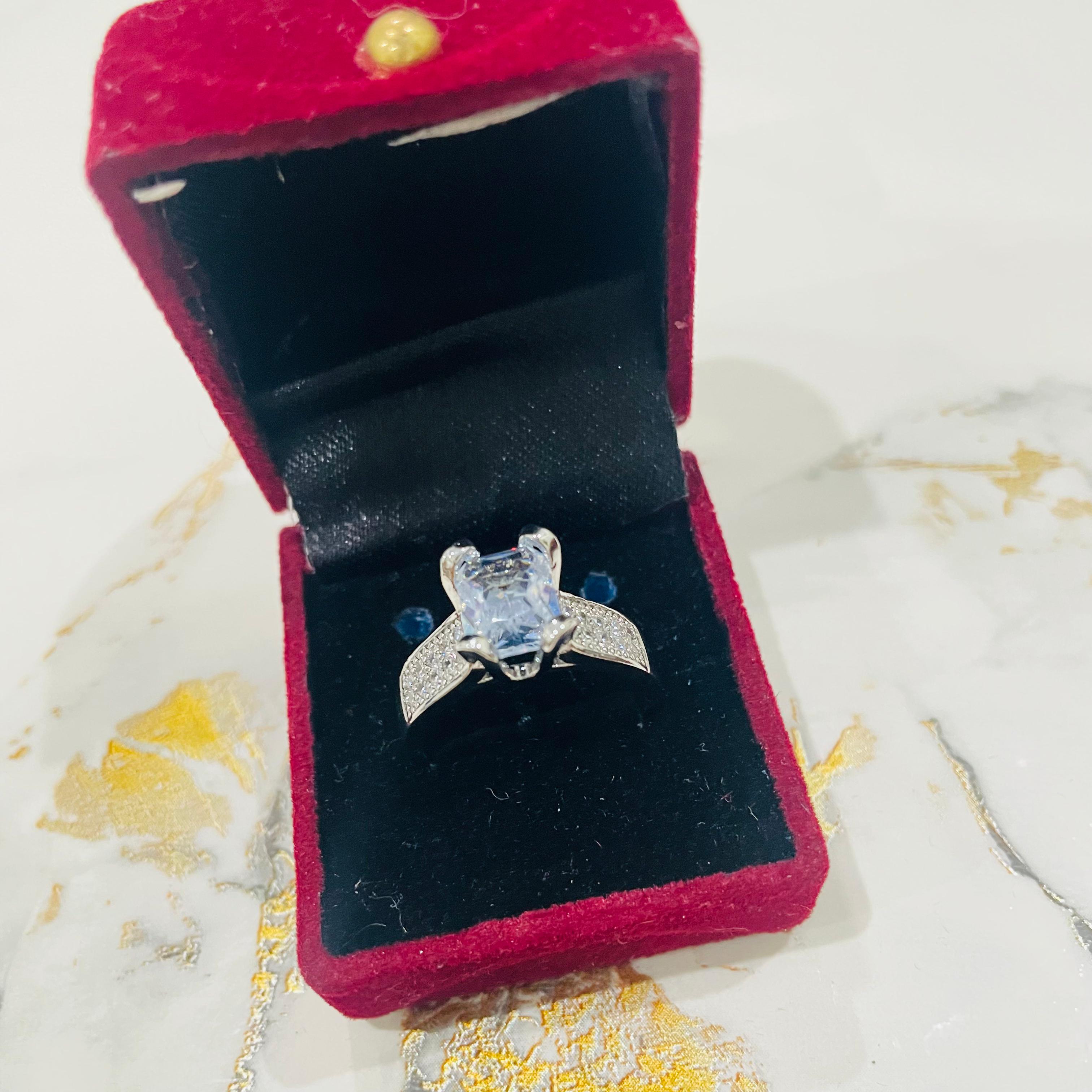Elegant Gemstone Ring 