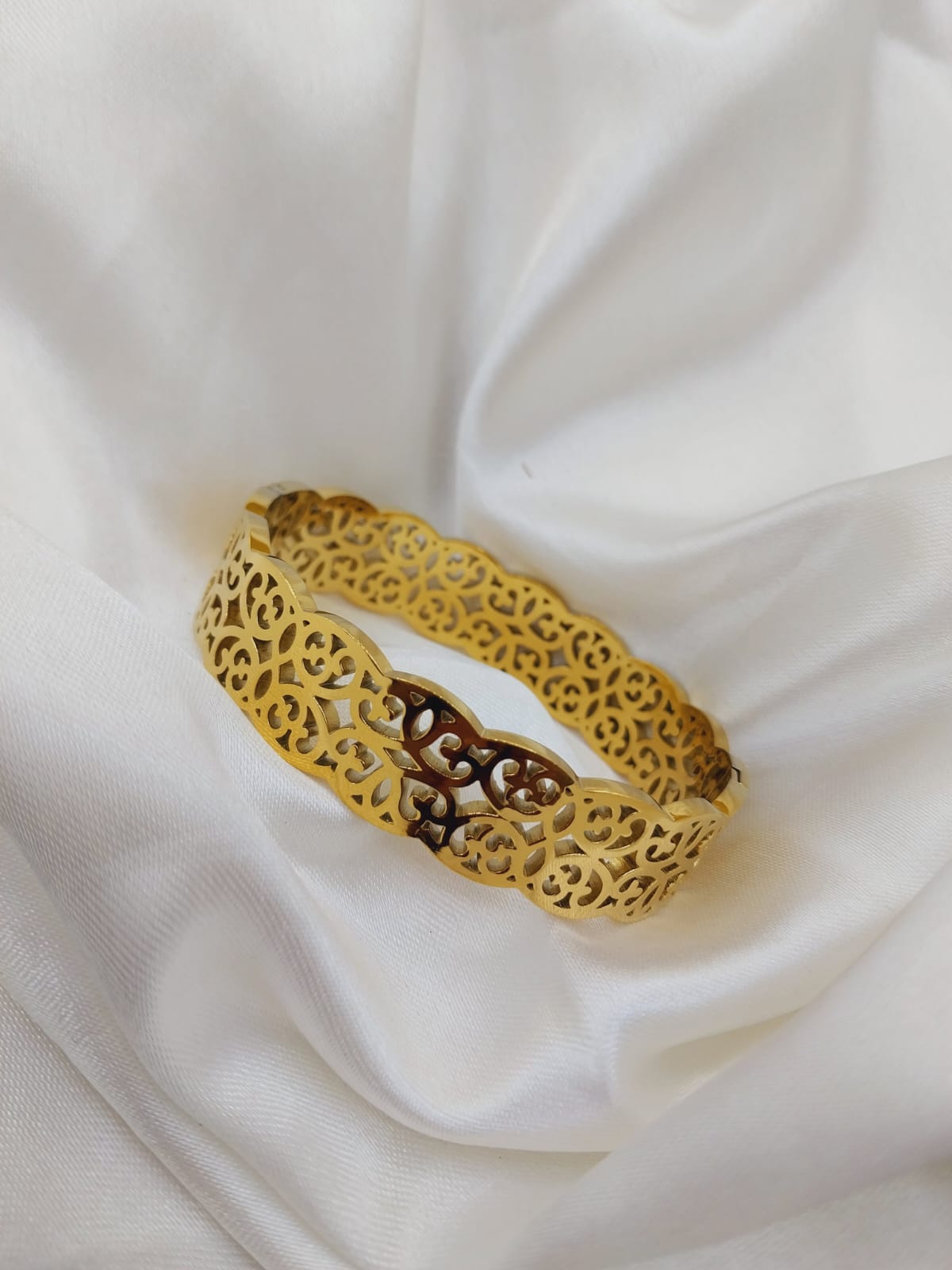 Gold-plated Crafted Handcuff