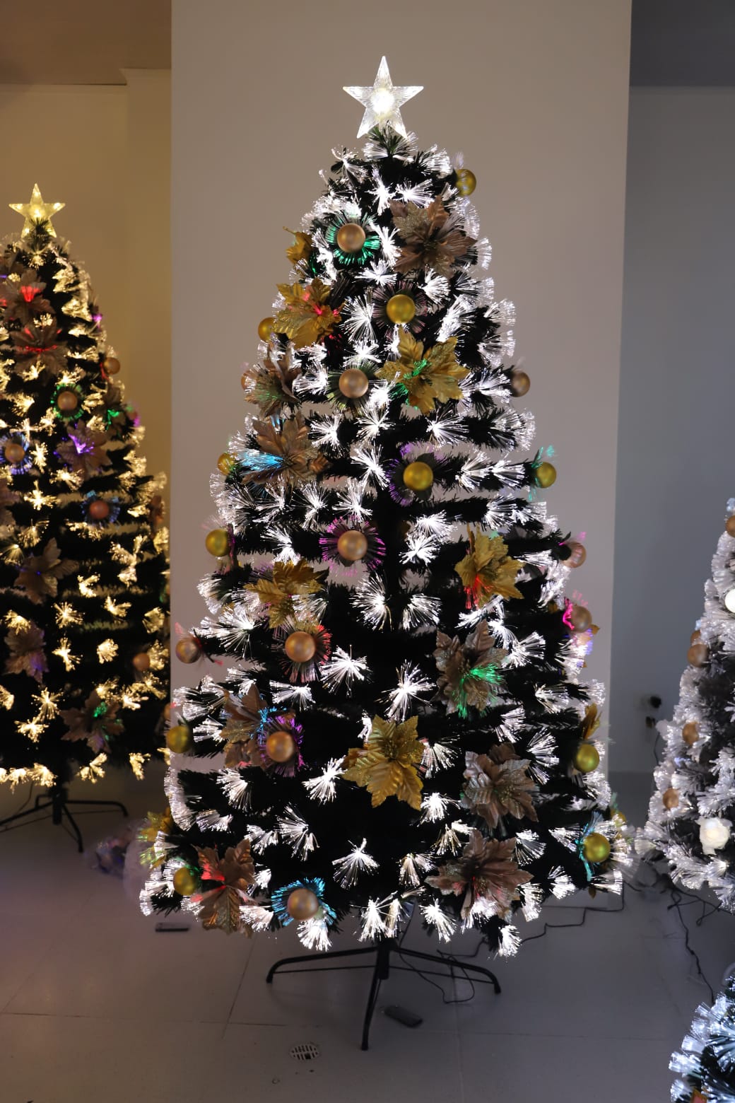 Árbol fibra led con bolas y flores doradas 2,10 mts