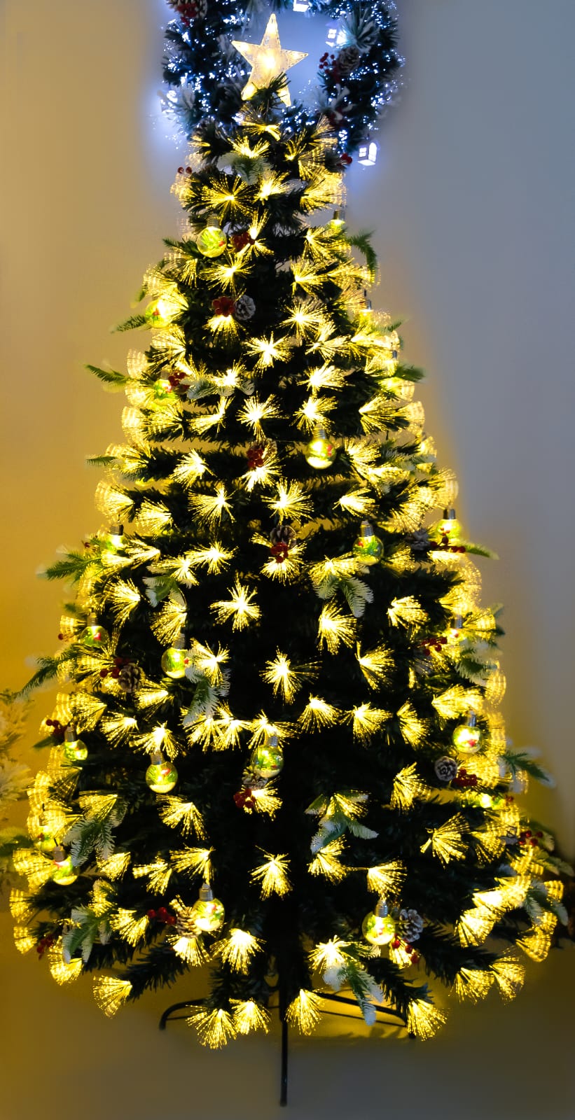 Árbol led semi nevado con piñas, bolas, piñas y berrys 2,10 mts