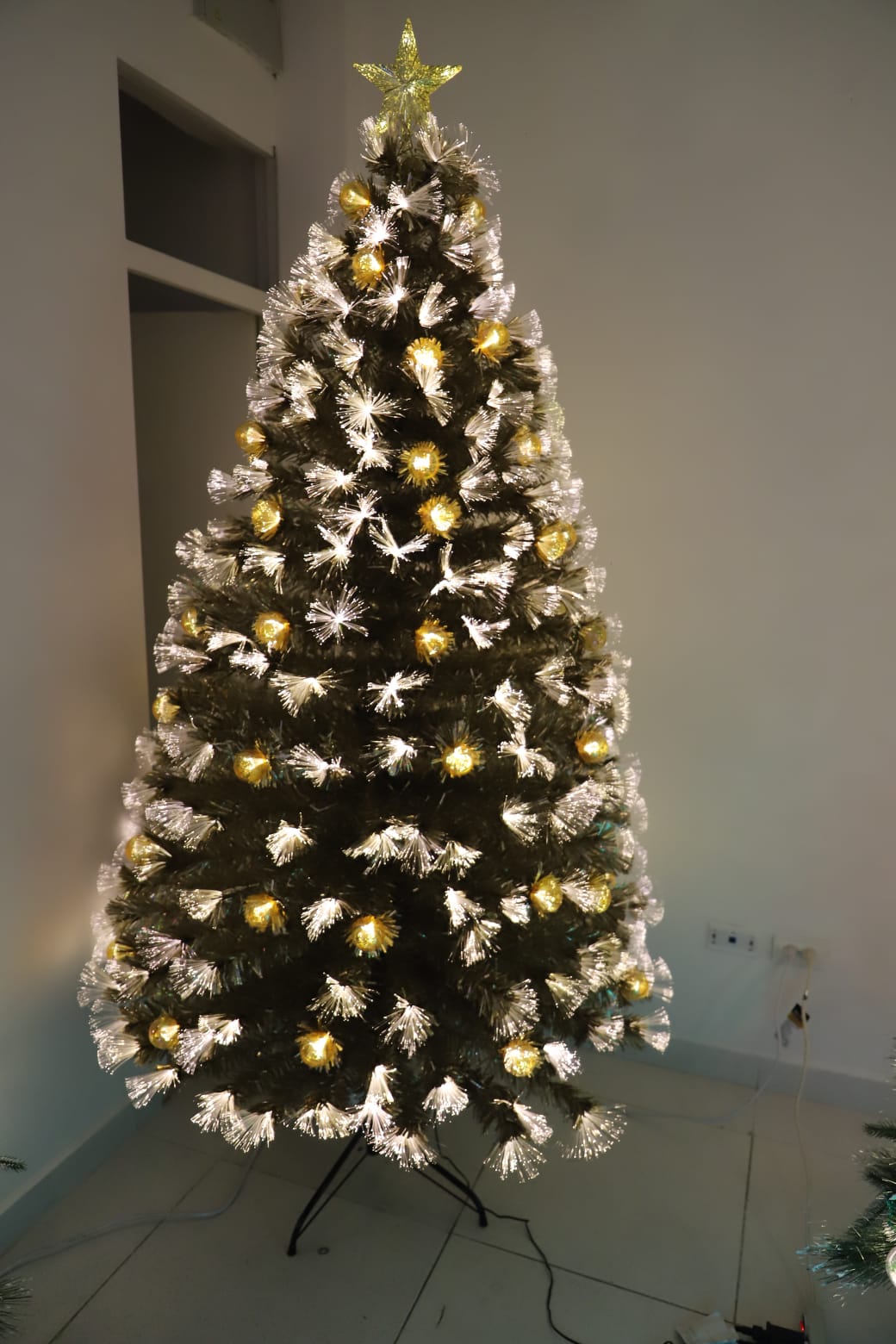 Árbol dorado con bolas y estrellas de 1,80 mts