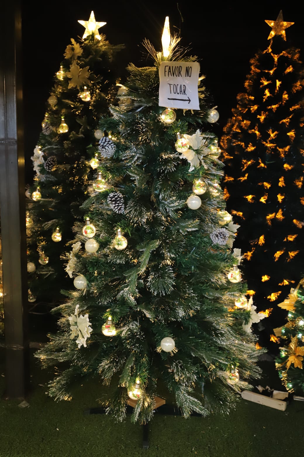 Árbol led semi nevado con bolas y flores de 1,20 mts