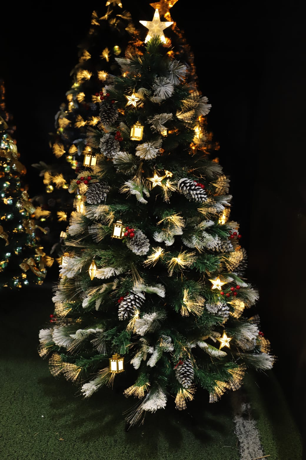 Árbol led semi nevado con piñas, estrellas, berrys y faroles de 1,50 mts