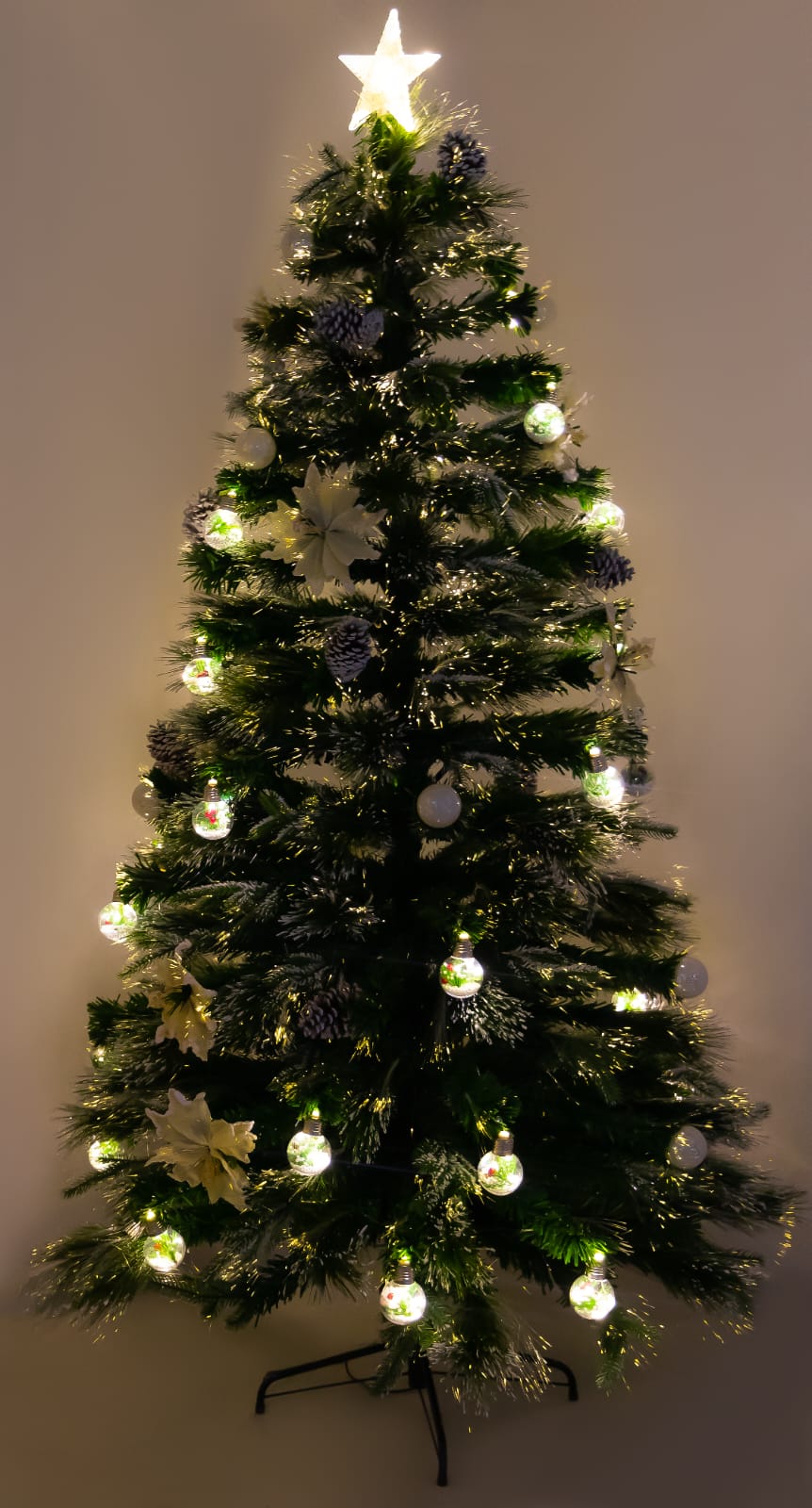 Árbol semi nevado con bolas, flores y piñas 1,80 mts